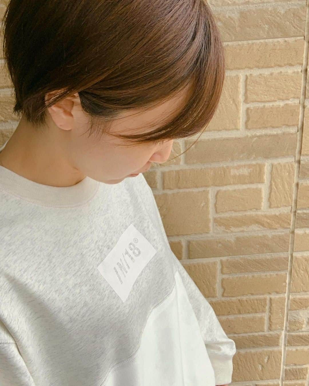 佐藤あり紗さんのインスタグラム写真 - (佐藤あり紗Instagram)「. . . GROUND/N/ACEのベロアスウェットのWhite . . シンプルデザインがお洒落で 今まで出会ったことのない着心地とさわり心地の良さ!とても好き(*´ω｀*) . SIZEはS.M.L White／Black  で.166.5センチのわたしはSです🙋‍♀️ ご参考までに📝 . パーカーはわたしはオーバーサイズで着るのがすーきッ♡ . . お家の中やスーパーに買い物に行く時だけでも 好きな物に触れて テンション上げてこぉ✊ 30歳の今日は二度とこないッ ポジティブシンキング(*´ー｀*) . #groundnace #グランダンエース　#ベロアスウェット @ground_n_ace #ショートカット　#ヘアースタイル #ショートカット服装　#服装　#トレーナーコーデ　#トレーナー #TikTok #インスタグラム　#動画　#おうち時間　#おうち #佐藤あり紗私服　#私服　#服　#佐藤あり紗」4月23日 19時01分 - arisa_chu