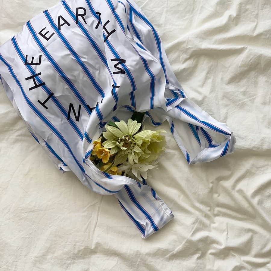 aki_closetのインスタグラム：「. エコバックをupdate。 . . もともともらったビニール袋が 家に溜まっていくのが場所取るし苦手で 何年も前から常にエコバック持ち歩き。 . .  でもこんなクリーンな気分になるエコバックは一目惚れでポチ♡ . ペットボトルのリサイクル生地を使用していてサスティナブル。 . 地球のために大それたことはできないけど、 持つだけで小さなことだけど貢献できたかな！と。 持っていて毎回感謝の気持ちと笑顔になれる my new bag☺︎ . #MYLAN #MYLANTHEEARTH #エコbag #mybag」
