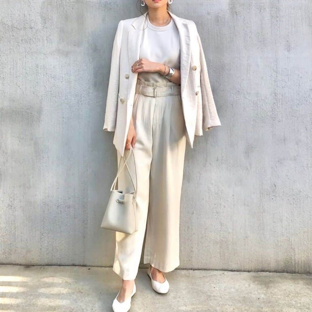 Locariのインスタグラム：「♡ 女らしさがあって知的で… この春オススメの「白×ベージュ」コーデ。カットソーにジャケットをさっと羽織れば、Web会議でもきちんと感を演出できます。 ・ Photo by manao さん✨ @manaodays ・ 記事タイトル この春、いちばんお洒落な配色！「白×ベージュ」の正解コーデ10選 LOCARIでお楽しみください😊 @locari_jp ・ #LOCARI #ロカリ #白 #ベージュ #正解コーデ #web会議 #トレンドアイテム #お得アイテム #大人のおしゃれ」