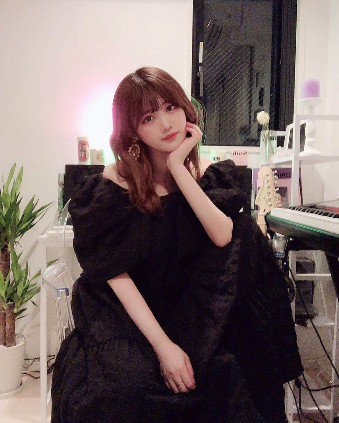 美月リカさんのインスタグラム写真 - (美月リカInstagram)「毎日、お家の中ですが 今日はお化粧したり髪を巻いたりまだ着てない春服をおろしてみたりしました🥀  こんな当たり前のことでも なんだか気分が明るくなった✌️ みなさんもどうか安全に。  #stayhome」4月23日 19時12分 - rika_miduki