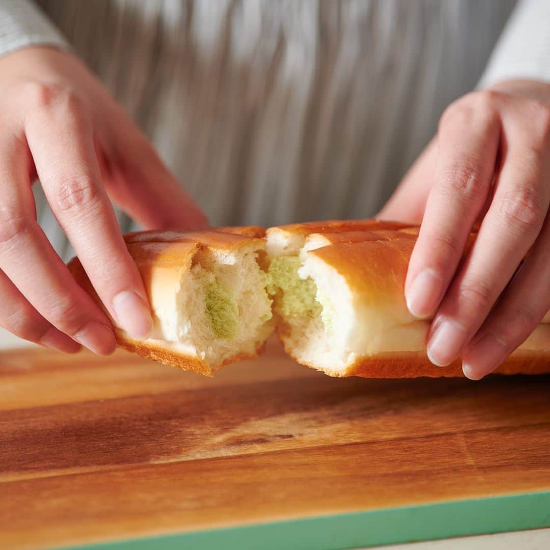 Pasco/敷島製パン株式会社さんのインスタグラム写真 - (Pasco/敷島製パン株式会社Instagram)「【わたしとパンの思い出vol.8】大好きなパンへの思いを、デザインに込めて🎨 * 創業100周年を迎えた敷島製パン（Pasco）のその長い歩みには、いつの時代も変わらず、商品を愛してくださるお客さま、情熱を注ぐ社員たちがいました。 * #敷島製パン100周年記念サイト では、そんなPascoにまつわる人々の想いをご紹介しています。ぜひご覧ください🌸 * 🍞🥖🥐🥯🥙🥪🌭🍔🍞🥖🥐🥯 <Vol.8>マーケティング部 製品企画グループ（パッケージデザイン担当） 森さん . 『大好きなパンへの思いを、デザインに込めて。』 . 思い出のパンはなんと言っても、小学生のころ工場見学でもらった『サンドロールダブルメロン』🍈 そんな商品のパッケージデザインの仕事をすることになるとは夢にも思わず。 . ロングセラーゆえのデザインの工夫や、そこに込められた思いは… 🍞🥖🥐🥯🥙🥪🌭🍔🍞🥖🥐🥯 * 詳しくは「敷島製パン100周年記念サイト」で公開中🌸 * * #わたしとパンの思い出 #サンドロールダブルメロン #サンドロール #大好きなパンへの思いをデザインに込めて #Pasco #パスコ #敷島製パン #シキシマパン #敷島 #シキシマ #創業100周年 #100thanniversary #100周年記念サイト #いつの時代も社会とともに」4月23日 19時28分 - pasco.jp