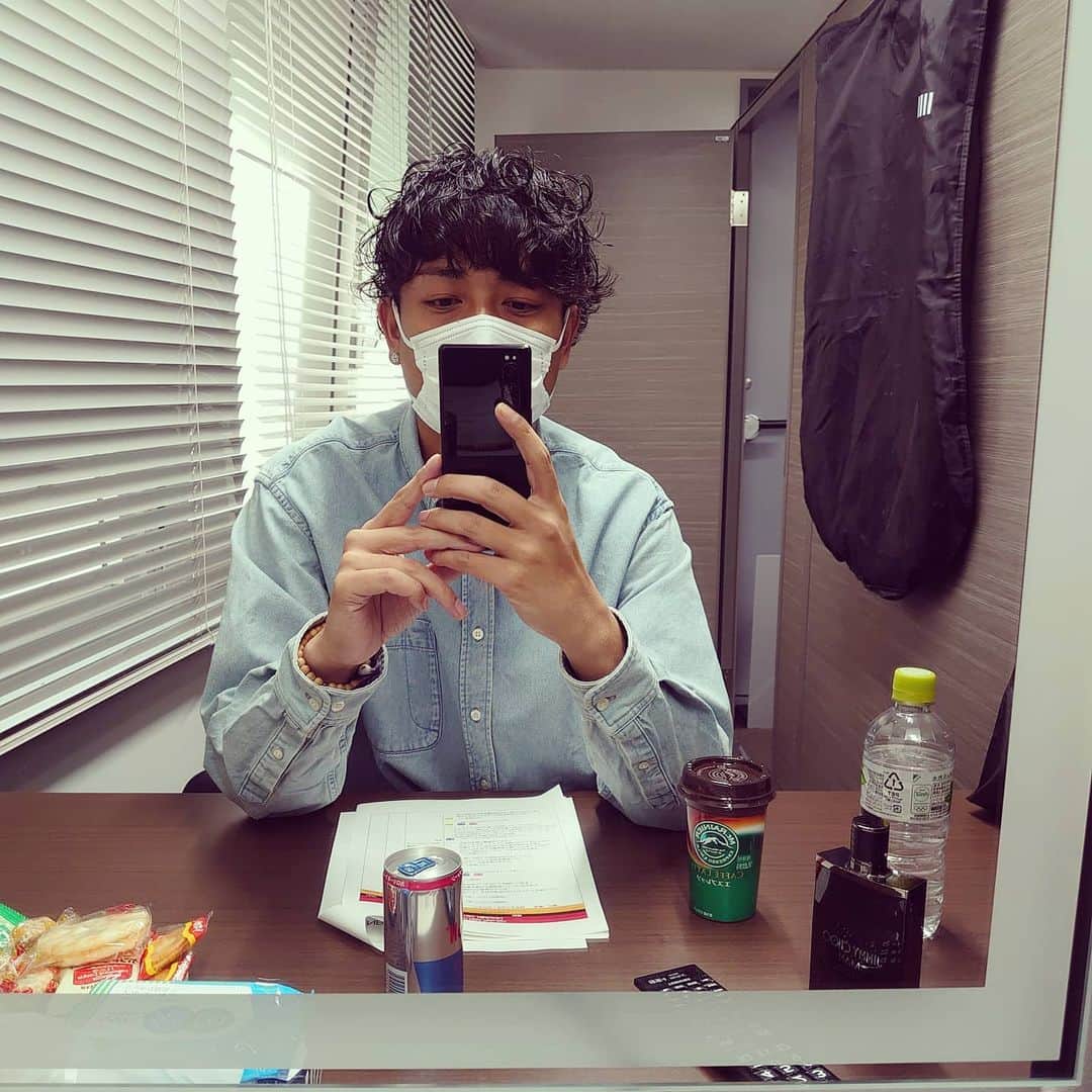 中村昌也のインスタグラム：「本日、２１時〜デイリー9です！！ そして、めちゃくちゃクールで可愛い服が発売されました〜!! デイリー9ネクストで皆が着ていた服ですよ〜!! メンズも勿論あります〜!! NBAのお洒落アイテムを是非！！ OKC買うぞ〜!! 詳しくはhttps://www.rakuten.ne.jp/gold/rakutensportszone/nbastyle/  #NBA #NBARakuten #RakutenTV #DAILY9 #アパレルブランド #OKC」