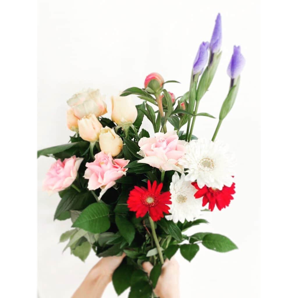 dorlisのインスタグラム：「🌹💐　#ガーベラ #アヤメ #芍薬 #薔薇 #rose #薔薇8本もおまけしてくれた」