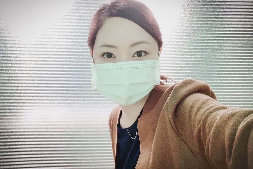 小林奈々絵のインスタグラム：「あまりにもInstagramやTwitterをアップしないので、色んな人から心配されている私💦安否確認をしてくださってありがとうございます🙇‍♀️ ・ 今日もサイズが若干大きめ(笑)のマスクをしてお仕事頑張ってきましたので安心して下さいね✨ ・ 写真のマスクは今から1ヶ月以上前に故郷石川県に住む妹が、東京に住む姉(私)を心配して真っ先に送ってくれたものです😢 ・ 本当に有り難い😢😢😢 ・ ３密は避けていますが、家族や友人や大切な仲間とは密に連絡を取り合っています。 ・ 皆さまもお気をつけて！笑顔で会える日を楽しみにしています！ ・ なるべくインスタもツイッターもアップするよう心がけますが、ブログは週1は必ずアップしているので(本当はもっとしなきゃですが💦)良かったらブログにも遊びに来て下さい☺️ ・ こんな時に思い出してくれてありがとう✨考えてくれてありがとう✨  #安否確認 #マスク #大きめ #家族 #妹 #感謝 #ありがたい #石川県 #能美市 #実家のお店も休業中 #3密を避けて  #密に連絡  #笑顔で会おうね」