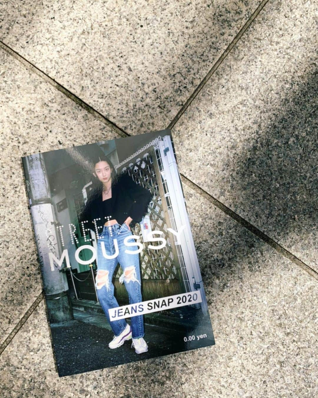 Shiho Sasakiさんのインスタグラム写真 - (Shiho SasakiInstagram)「20周年のスペシャルな1冊📖 STREET×MOUSSY JEANS SNAP 2020 - ALL Jeans are made by MOUSSY @streetmag / @moussyofficial  総勢180名の方達のJEANS SNAP👖 わたしも参加させてもらいました🙏 @sheltterwebstore  にてMOUSSYの商品をお買い上げ頂いた方に先着でプレゼントしています🎁 本当に見応えたっぷりだから、ぜひ皆さんにも読んで欲しいなぁ💭 #MOUSSY#STREET#MOUSSYJEANSSNAP2020#MOUSSYJEANS」4月23日 19時31分 - shihomurata0718