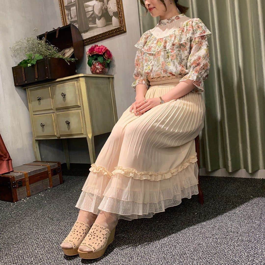 axes femmeさんのインスタグラム写真 - (axes femmeInstagram)「. . . New arrival coordinate . . ・*:..｡o○☼*ﾟ・*:..｡o○☼*ﾟ・*:..｡o○☼*ﾟ . ◇バックリボンフリルブラウス color:白、淡ピンク、黒 price:¥4,900+tax . ◇プリーツフレアガウチョ color:生成り、淡ピンク、紺 price:¥4,900 . ・*:..｡o○☼*ﾟ・*:..｡o○☼*ﾟ・*:..｡o○☼*ﾟ . . 小花柄の可愛らしいトップスに お上品なプリーツスカートを合わせて✩.*˚ . 他のお色展開はオンラインショップを ご覧下さい✩.*˚ . #axesfemme #axes #ootd #outfitoftheday #ootd #fashiongram #outfitinspo #instafashion #instastyle #japanesefashion #jfashion  #kawaiifashion  #アクシーズファム #アクシーズ  #大人コーデ #kawaiifashion #フェミニンカジュアル #2020ss  #透け感 #花柄ブラウス #ブラウス #springcolors #summerfashion #春コーデ #夏コーデ #大人可愛い #axesfemmeでつながろう」4月23日 19時31分 - axes_femme_official