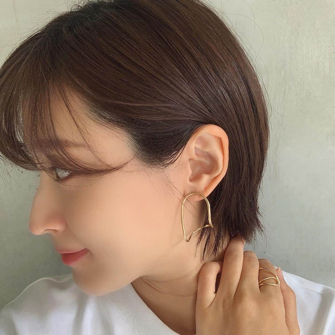 Hiromi Ｍaedaさんのインスタグラム写真 - (Hiromi ＭaedaInstagram)「@normbyhiron NEW ITEM ・ 本日 4/23(thu)19:00〜new release‼︎ ・ ・ 細いワイアーで華奢な作りながら存在感のあるaccessoryを仕入れました! ・ 顔の向きによって見え方が変わる 他にはないデザイン♡ シンプルコーデのアクセントに是非 取り入れてみてください‼︎ ◟́◞̀ ・ ・ ・ ーーWindingリングーー 【Color】 シルバー/ゴールド 【weight】 2g 【Material】 合金・メッキ (アレルギー非対応) ￥3,200+tax ・ ーーWindingピアスーー 【Color】 シルバー/ゴールド 【weight】 3g（片耳） 【Material】 合金・メッキ ・ニッケルフリー （アレルギー全てに対応しておりません） ¥3,500＋tax ・ ・ 日本の職人さんが1個づつ手作業で作っている為、個体差があります ・ ・ #normbyhiron#2020SS#MADEINJAPAN」4月23日 19時32分 - hiron953