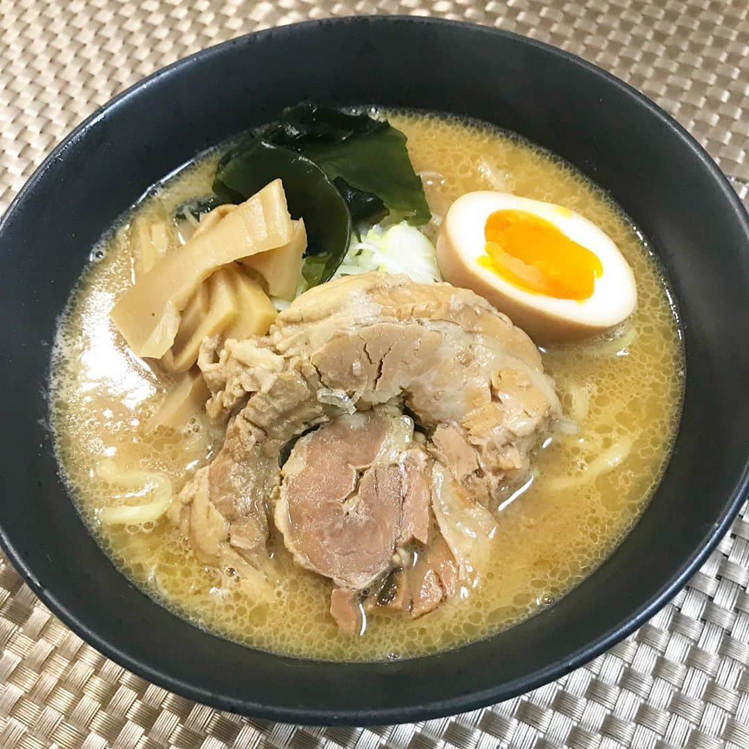 榊翔太さんのインスタグラム写真 - (榊翔太Instagram)「昨日に引き続き お家de幸麺🍜はじまりました❗️ お家で幸麺の味が楽しめるなんて、 本当に嬉しいですね😆 トッピングはオリジナルでお家にあるもので作れます✨ 僕はもやしと味玉をトッピングしました👌 味玉はすごく簡単にできるので、ラーメン食べたいなと思った日の朝に作って夜には出来上がっているので皆さんも味玉トッピング楽しんでみてください❗️😄 TEL028-623-4455  #幸麺  #ラーメン #テイクアウト  #stayhome」4月23日 19時33分 - shota.sakaki