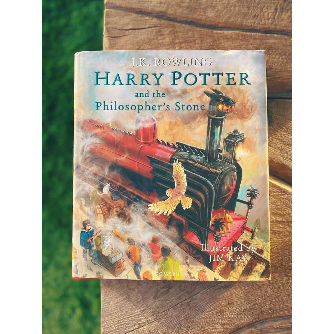 アリア・バットのインスタグラム：「I’ve made a new friend 🤍  #worldbookday #currentlyreading」