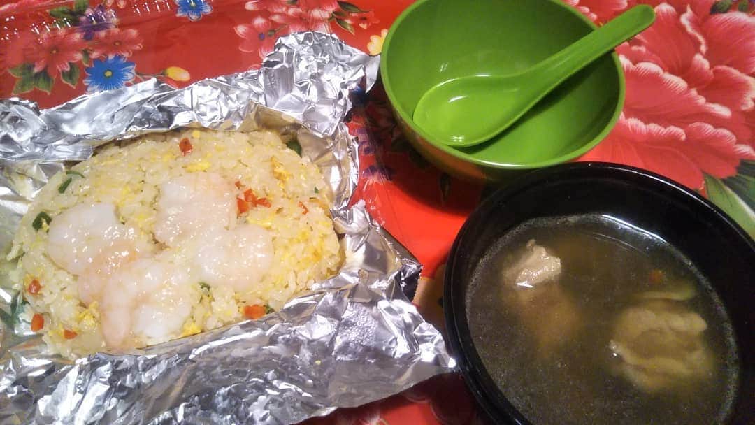 伊藤修子さんのインスタグラム写真 - (伊藤修子Instagram)「少々自炊に疲れてしまい、お店をのぞいたら持ち帰りも対応していたのでエビ炒飯と薬膳スープ買ってきました。色々な方のテイクアウト利用したいのでこれからの楽しみにします…。」4月23日 19時40分 - itoshuko