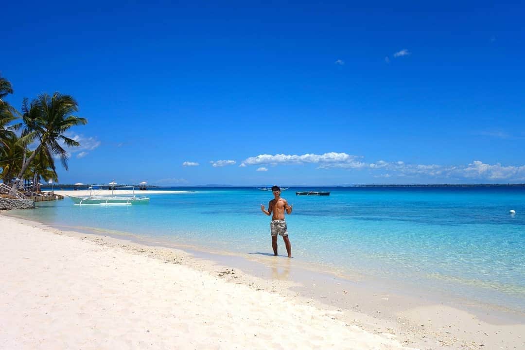 DJ DAIKI（若林大輝）さんのインスタグラム写真 - (DJ DAIKI（若林大輝）Instagram)「#死ぬまでに行きたい世界の絶景 #ヴァージンアイランド #フィリピン #バンタヤン #旅ログ . 【楽園Virgin Island,Cebu】 . 世界各国120以上の島をまわった中でも TOP3に入るくらい気に入った フィリピンバンタヤン島近くにある小島 『ヴァージンアイランド』 . セスナで上空から眺める 島はまさに宝石の様で . 極上ホワイトサンドと エメラルドブルーの 透明度の高い海はまさに楽園！ . モルディブやメキシコカンクンも 同時期に周り見比べたが こちらの海はそれ以上に綺麗。 . 島には世界の島を巡る感度の高い欧米人が 数名訪れているくらいでアジア人は まったくいなくあまり知られていない プライベートアイランド。 . いつも笑顔の太陽の日差しを 浴びながら波の音を聞き 誰もいない島と一体化。 . 都会から離れスマホの電源を切り 数日間デジタルデトックス。 . 今後の人生をゆっくり考えれた 俺の思い出の島。」4月23日 19時40分 - daiki.wakabayashi