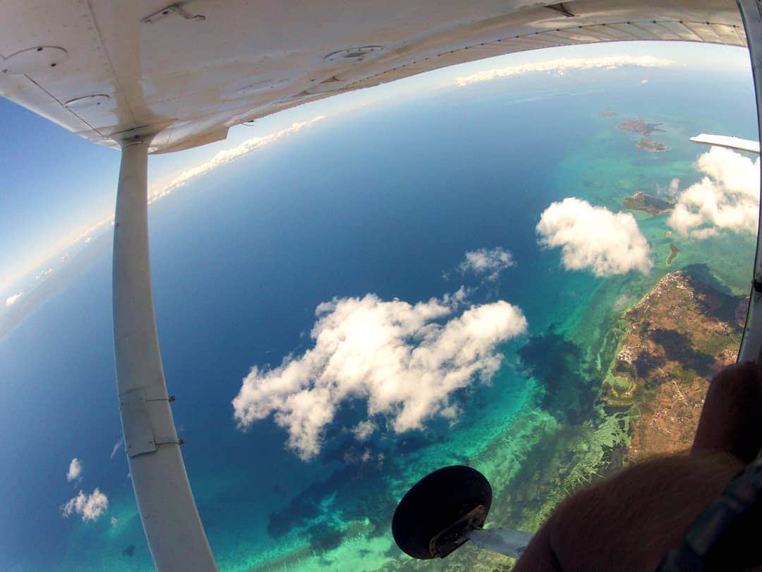 DJ DAIKI（若林大輝）さんのインスタグラム写真 - (DJ DAIKI（若林大輝）Instagram)「#死ぬまでに行きたい世界の絶景 #ヴァージンアイランド #フィリピン #バンタヤン #旅ログ . 【楽園Virgin Island,Cebu】 . 世界各国120以上の島をまわった中でも TOP3に入るくらい気に入った フィリピンバンタヤン島近くにある小島 『ヴァージンアイランド』 . セスナで上空から眺める 島はまさに宝石の様で . 極上ホワイトサンドと エメラルドブルーの 透明度の高い海はまさに楽園！ . モルディブやメキシコカンクンも 同時期に周り見比べたが こちらの海はそれ以上に綺麗。 . 島には世界の島を巡る感度の高い欧米人が 数名訪れているくらいでアジア人は まったくいなくあまり知られていない プライベートアイランド。 . いつも笑顔の太陽の日差しを 浴びながら波の音を聞き 誰もいない島と一体化。 . 都会から離れスマホの電源を切り 数日間デジタルデトックス。 . 今後の人生をゆっくり考えれた 俺の思い出の島。」4月23日 19時40分 - daiki.wakabayashi