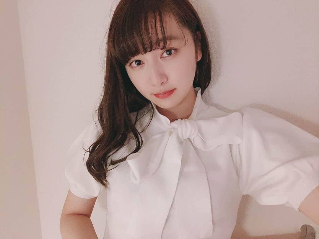 鉄戸美桜のインスタグラム：「お元気ですか？わたしは本当にずーっと家にいます。大学も前期授業はすべてオンラインになり、夏まで外に出る予定はなくなってしまいました😞日々新しいドラマや映画を見たり、ゲームを始めてみたり、楽しく過ごせる方法を探しています。  写真は、誕生日に友達にもらった可愛い服です🎀この生活がいつまで続くのかなと思うと気が遠くなりますが、この服を着て自由に外に出れる夏が来るといいな〜。。新しいコスメもたくさんあるのでメイクもしたい！💄はやく全てが大丈夫になる日を願って、自粛がんばるぞ〜」