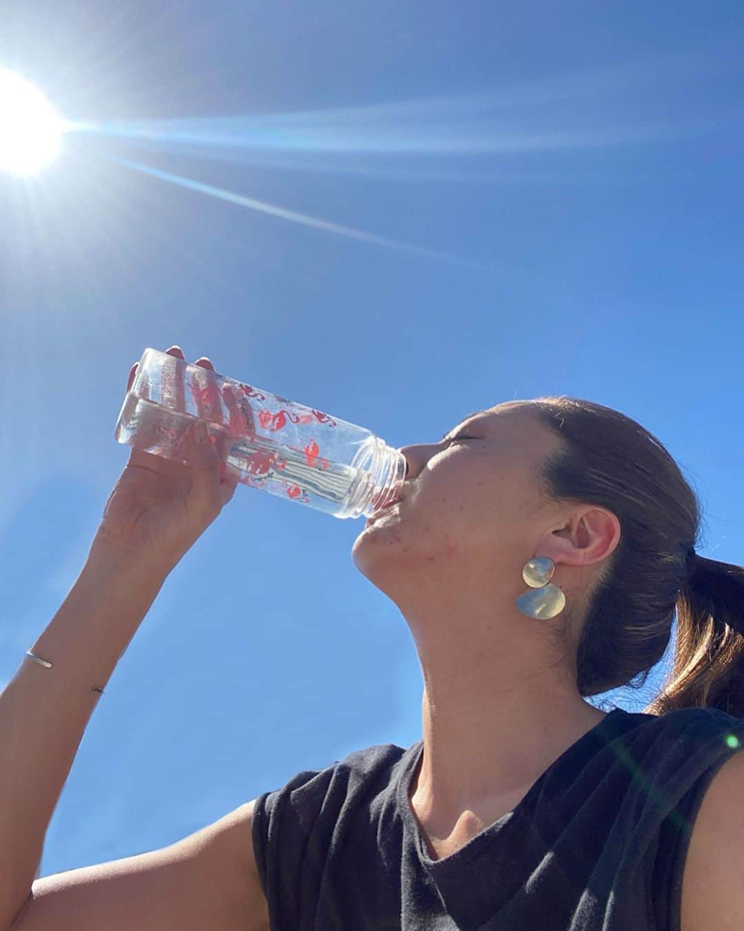 高橋有紀子のインスタグラム：「* 外出自粛が続いていますが、 皆さん適度に太陽浴びれてますか🌞？ * * 私は今までジムがストレス発散だったから、 外出自粛中はお家でオンライントレーニングをしてもらったり 晴れた日はマンションの屋上で日光浴しながら 深呼吸をして気持ちを入れ替えるようにしてます🦥🍃 * * スーパーに行く回数もなるべく減らしたいタイミングで、 初めてのウォーターサーバーをお出迎えしました🥳🌈 * * ウォーターサーバーって場所を取るし、 ボトルの存在感にちょっと抵抗があったのだけど クリクラfitはスリムでスタイリッシュだし、 インテリアの雰囲気を壊さないのが嬉しい🥺✨ * * ゆいまるも自分でお水が好きな時に入れられて 嬉しそうだしママも助かるわ🥰 * @39_editors  #クリクラFit #ウォーターサーバー #ウォーターサーバーのある暮らし #クリクラアンバサダー#コロナに負けるな #おうち時間 #PR」