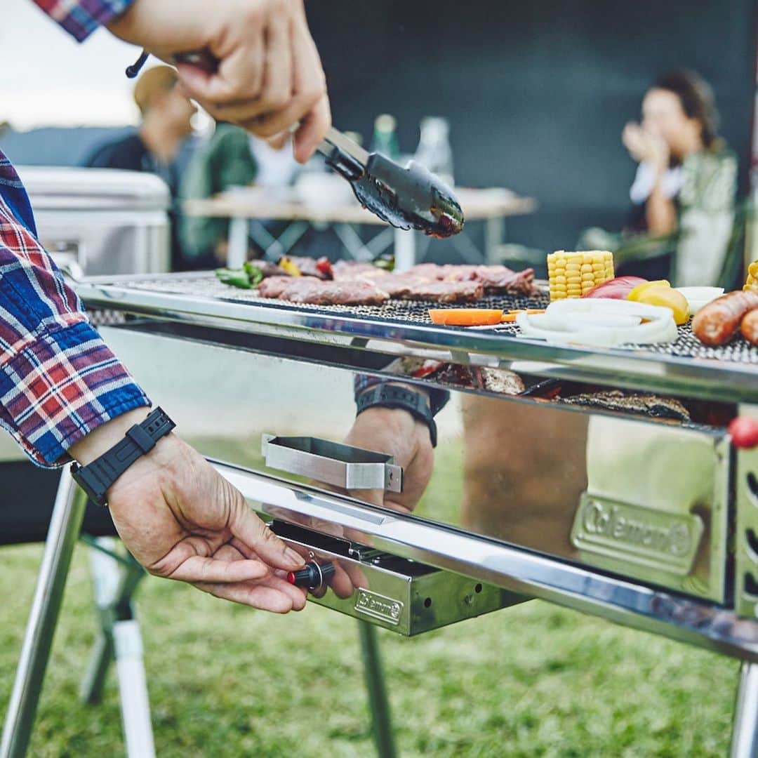 Coleman Japanのインスタグラム：「＼うちわ不要のチャコールグリル❗️／ 簡単にBBQ🥩を楽しめるチャコール（炭）グリル「クールスパイダー®シリーズ」に新作登場✨ ・ 調節可能なファンの力で、簡単着火・火力🔥をコントロール。 ・ 安定した火力をキープしてくれるので、楽しい時間を中断することなくずっと楽しめます👍 ・ ・ ・ #灯そうColeman #灯そうコールマン #灯そう #Coleman #コールマン #Tent #テント #Camp #キャンプ #Outdoor #アウトドア #バーベキュー #BBQ #炭火 #クールスパイダー #クールスパイダープロ」