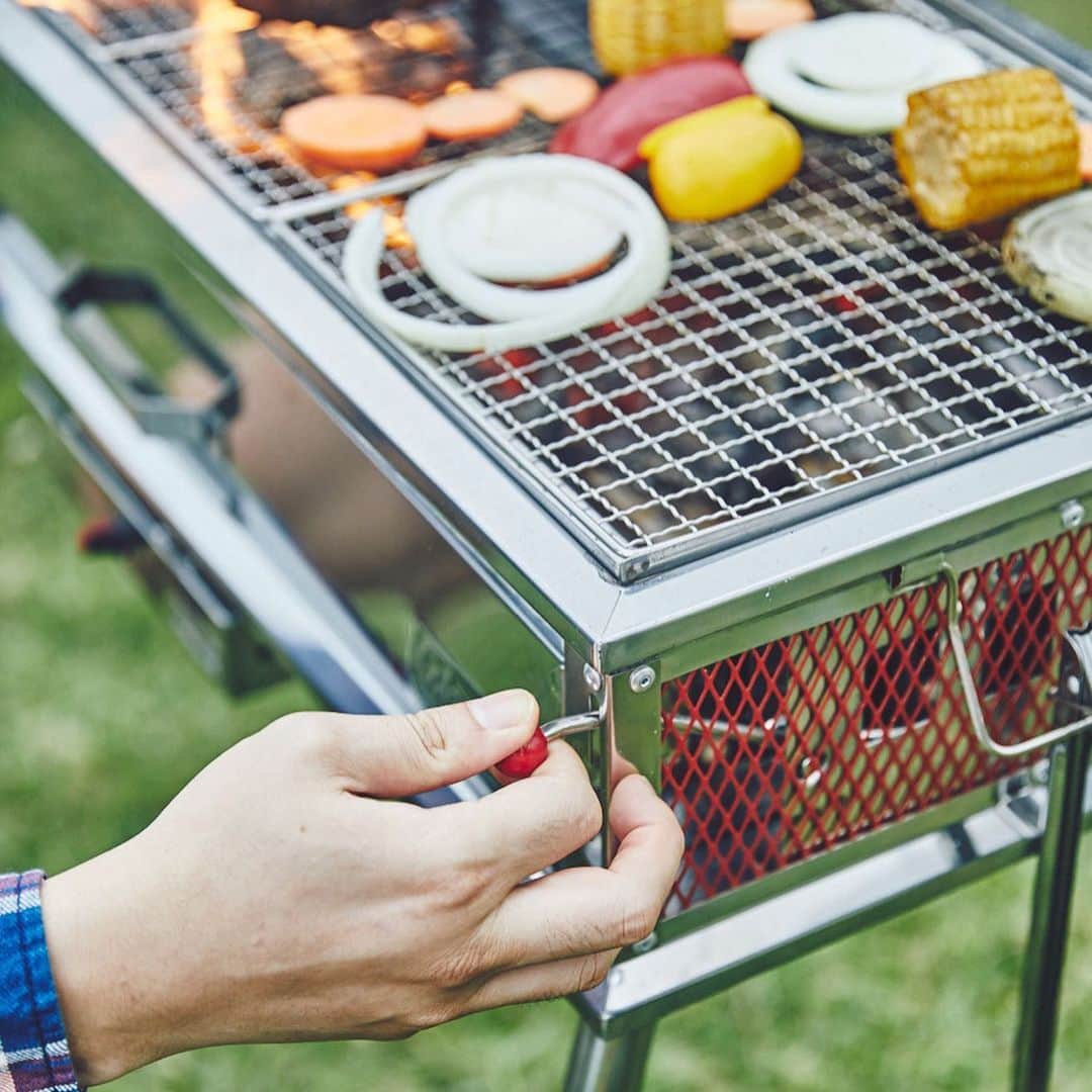 Coleman Japanさんのインスタグラム写真 - (Coleman JapanInstagram)「＼うちわ不要のチャコールグリル❗️／ 簡単にBBQ🥩を楽しめるチャコール（炭）グリル「クールスパイダー®シリーズ」に新作登場✨ ・ 調節可能なファンの力で、簡単着火・火力🔥をコントロール。 ・ 安定した火力をキープしてくれるので、楽しい時間を中断することなくずっと楽しめます👍 ・ ・ ・ #灯そうColeman #灯そうコールマン #灯そう #Coleman #コールマン #Tent #テント #Camp #キャンプ #Outdoor #アウトドア #バーベキュー #BBQ #炭火 #クールスパイダー #クールスパイダープロ」4月23日 20時04分 - coleman_japan