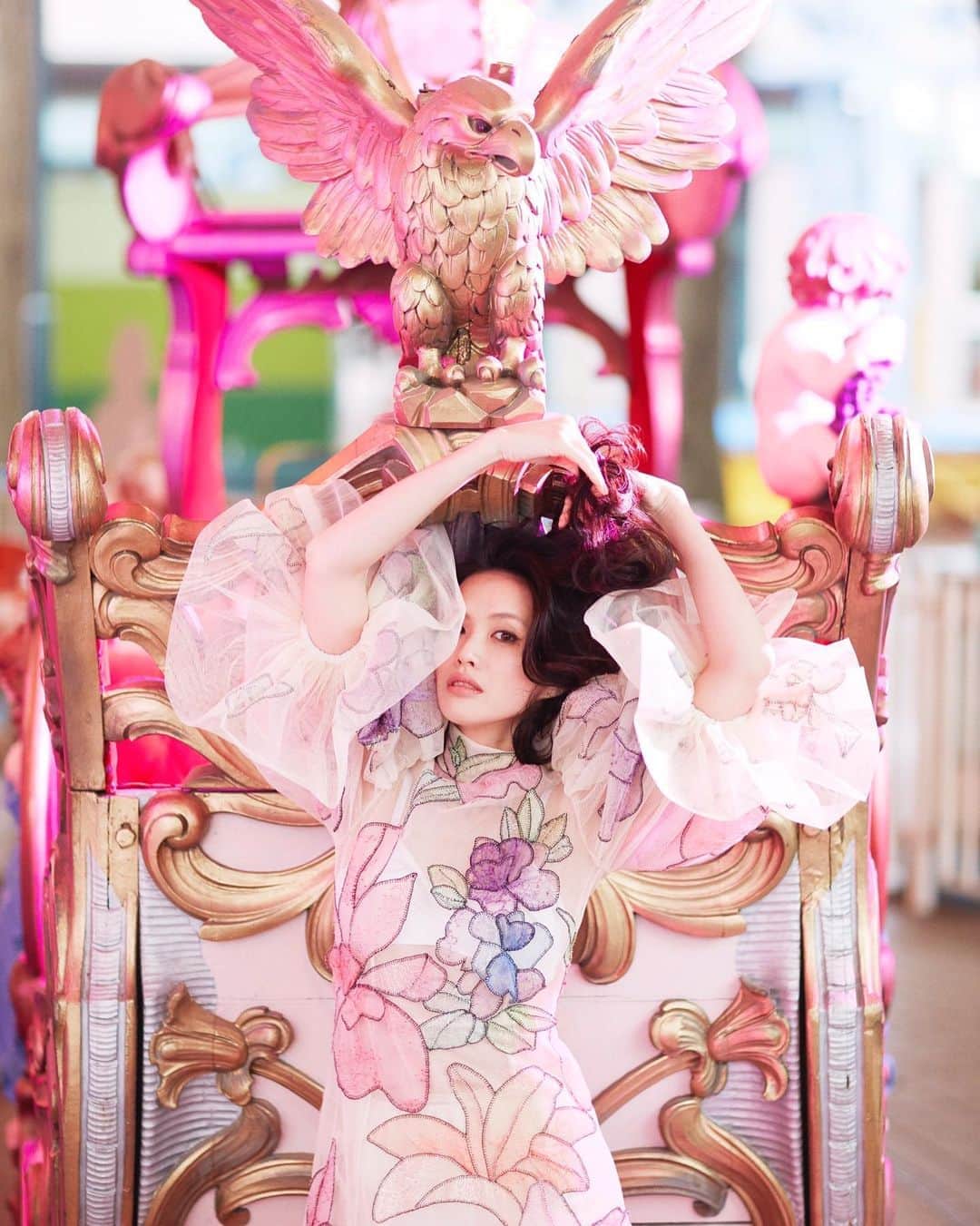 臼田あさ美のインスタグラム：「& ROSY  6月号 「美人と品格　vol.38」 director/photographer MAKOTO NAKAGAWA txet CHITOSE MATSUMOTO styling Babymix hair TOSHIHIKO SHINGU make-up MICHIRU edit SUMIE YOSHIDA  cooperation #としまえん  とても楽しい1日でした。写真1はアザーカット。誌面では他にもいくつか新鮮な衣装を着させてもらってます💁🏻‍♀️」
