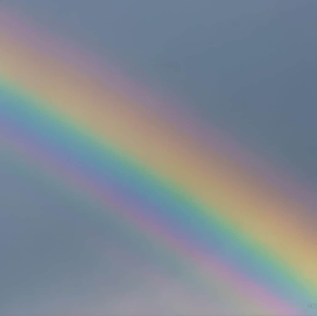 KAGAYAさんのインスタグラム写真 - (KAGAYAInstagram)「雨上がり、空のカラーパレット。 1, 過剰虹（幾重にも重なるように見える虹） 2, 彩雲を横切る （本日東京にて撮影） 今日もお疲れさまでした。」4月23日 19時59分 - kagaya11949