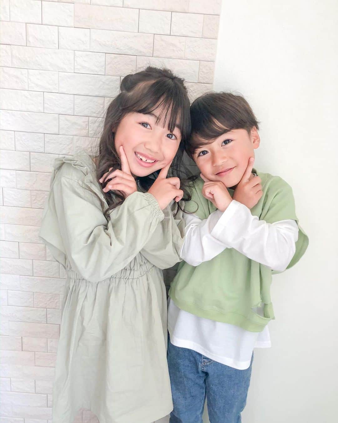 かなのインスタグラム：「． お陰様で毎日元気いっぱいなふたり🤗❣️ ． お家にいるだけだからと 全然オシャレしてなかったけど 久しぶりに可愛いお洋服着せたら やっぱり気分も上がるねぇ💕 ． こんな風に写真を撮るのも 何ヶ月ぶり？？ なんだか少し大人っぽくなったような🥰 ポーズは最近なぜかよくやる #シュウペイポーズ  と#指ハート 😂💓 ． 今年とっても気になるミントグリーンのコーデは @urbancherry_ で🌿 ． ． #シミラールック#リンクコーデ#きょうだい#仲良し#娘#息子#ミントグリーン#ピスタチオカラー」