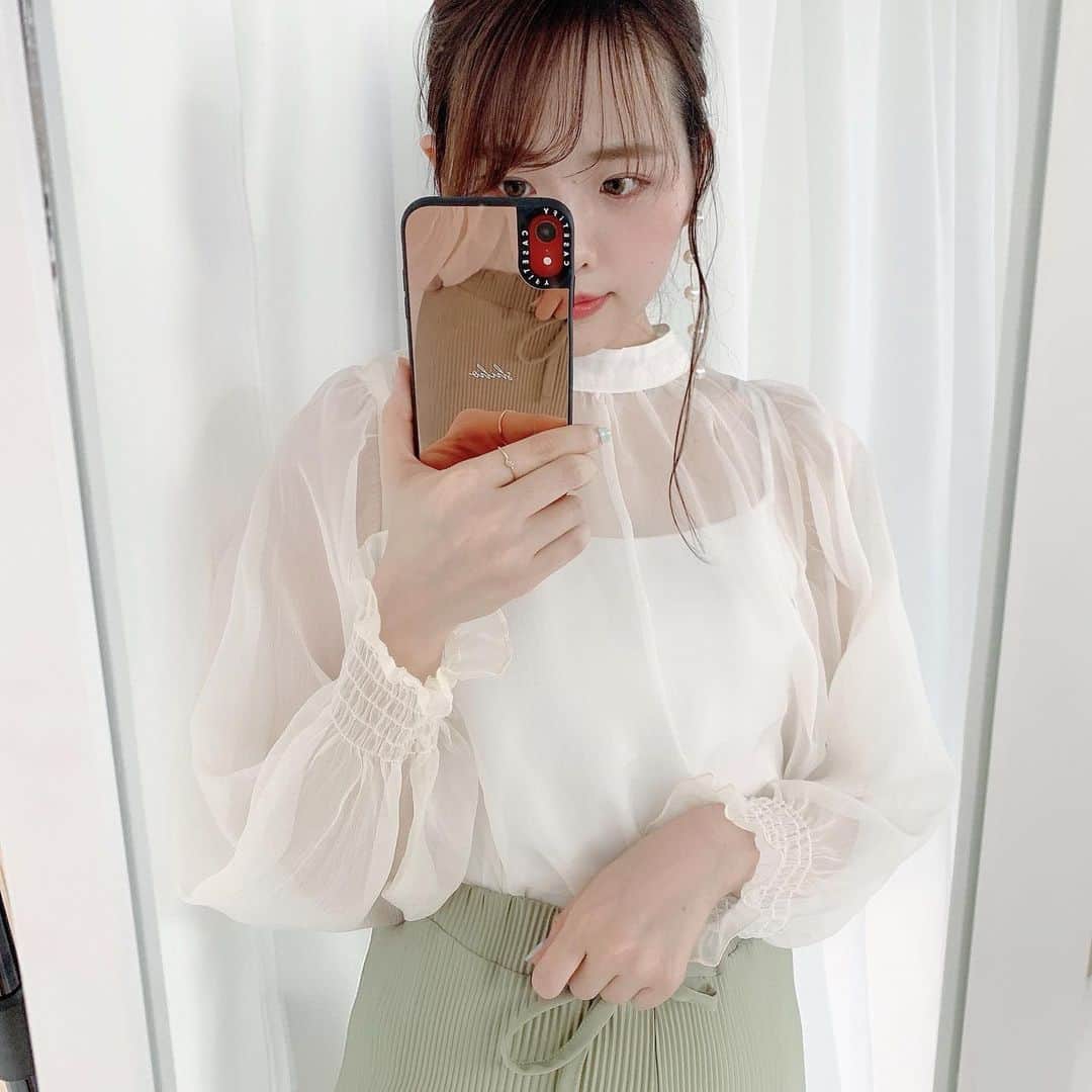 SHIHORINのインスタグラム：「𓂃ᤢ﻿ ﻿ 新作のシアーブラウス﻿ 明日19時〜発売です🌷♡﻿ @plume_mignon ﻿ 4色展開🍋🌿﻿ ﻿ 合わせてるプリーツパンツも5月初旬に再入荷予定♡﻿ ﻿ お出かけできなくても、家の中で可愛いお洋服を着て﻿ 少しでもhappyな気分になれたらいいよね☺️﻿🏡 ﻿ ぜひチェックしてみてください🧸﻿ ﻿ ⁣⁣#plumemignon #code #coordinate﻿ #おうち時間 #おうちファッション #ファッション #春コーデ #シアーブラウス #シアートップス #大人カジュアル #大人可愛い #高身長コーデ #ブラウスコーデ﻿ ⁣#CASETiFY #CASETiFYミラーケース #StateYourCase #stayhome」