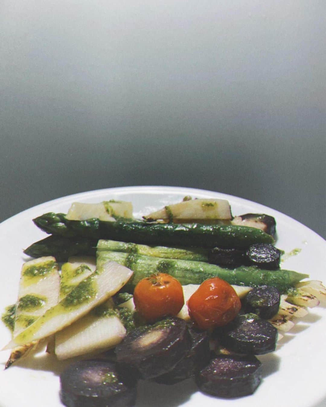 大政絢さんのインスタグラム写真 - (大政絢Instagram)「野菜野菜野菜 毎日料理していると写真フォルダがご飯ばかり😂 美味しいお野菜はシンプルに時間が経ってしまったお野菜はしっかり味付け！ ポテトサラダは作りすぎて何日間か食べるの大変でした笑 しばらくいいかな〜🤭 みんなの好きな野菜の食べ方はなんですか？ #絢ご飯#今日の絢ご飯#野菜#ポテトサラダ#アスパラ　は#北海道産　甘くて太くて一瞬で食べ終わっちゃった！」4月23日 20時12分 - aya_omasa_official