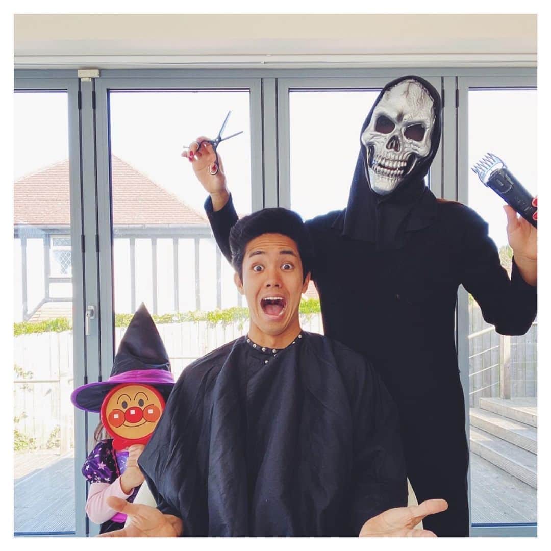 武藤嘉紀のインスタグラム：「The Muto family’s hair salon💇‍♂️ 髪が伸びすぎてお願いしてしまったよね。 なかなか上手！ #stayhome #家族 #hairstyle #髪型　 #美容室」