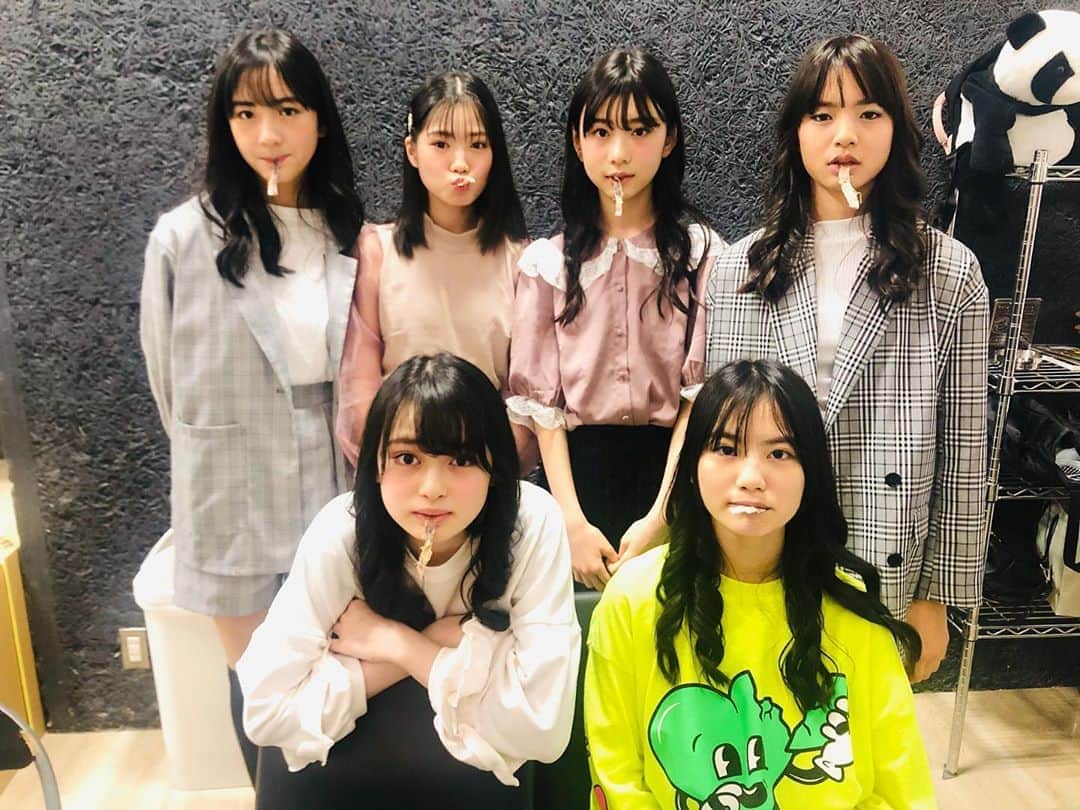 ニコ☆プチのインスタグラム：「🦑 本日の1枚はこちら💁🏻‍♀️✨ あたりめ × プチモ ＝ シュール🤪笑 . . #じわる  #石山えこ  #近藤藍月  #関谷瑠紀  #高比良由菜  #丸山真亜弥  #美月  #みなさんインスタやってます🔥 #フォローまだの方はぜひ⤴︎⤴︎」