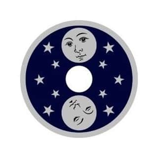 CITIZEN（シチズン時計）さんのインスタグラム写真 - (CITIZEN（シチズン時計）Instagram)「なんだかほっこり。お月様が顔を出す「ムーンフェイズ🌝」ウオッチの魅力。 ・ 月の満ち欠け（月齢）を示す機能「ムーンフェイズ」。 ・ このムーンフェイズの月の顔、ブランドやモデルごとにいろんな表情があるのをご存知ですか？☺️ ・ こちら、『CAMPANOLA（カンパノラ）』ムーンフェイズモデルの お月様の表情はなんだか優しい微笑みですよね。 ・ 目を開けた表情は、人間界に愛を届けにきた女神の親和「ヴィーナスの誕生」をイメージ。 ・ 目を閉じた表情（3ページ目）は「眠れるヴィーナス」をイメージしたもので、シチズンのデザイナーがオリジナルで描きおこしたものなんです🖌 ・ 約ひと月ごとに入れ替わる、２つの柔らかな表情が表す時の流れをお楽しみください。 ・ 時計の詳細は　シチズンのプロフィール @citizenwatchjp のストーリーズのリンクよりどうぞ。 ・ 【時計　カンパノラ（ミドルサイズ/ユニセックスモデル）璃朋（あきほ）EZ2000-06B　¥297,000（税込）(税抜価格¥270,000)】 ・ #シチズン #betterstartsnow #campanola #カンパノラ #時を愉しむ #宙空の美 #ムーンフェイズ #月齢 #moon  #moonface  #vinus  #moonphases  #天体観測 #天体写真 #サファイアガラス #unisex  #腕時計 #腕時計くら部 #時計好きな人と繋がりたい #新作 #watch #watches #watchfam #japanwatch #citizenwatch #マイシチズン」4月23日 20時05分 - citizenwatchjp
