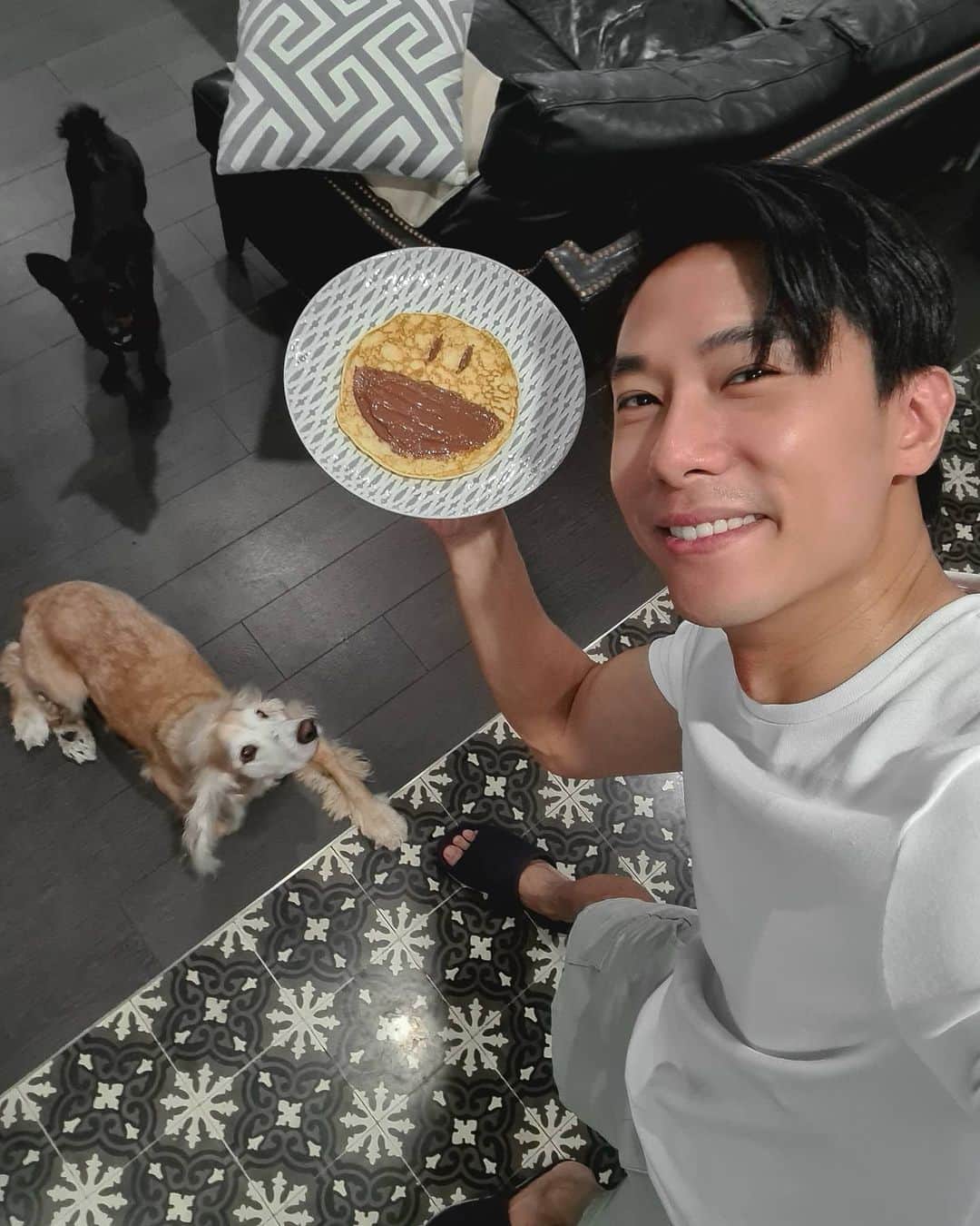 デスモンド・タンのインスタグラム：「Remember to find joy at home and smile everyday! 😁 "Stay apart, stay together" is the new change that we are learning to adapt to. As we adjust to this new norm, let's continue to find joy within our four walls and spread it. Shall we?  Let's find happiness #withGalaxy from our homes, send it to our loved ones and stay connected. Tag a friend or two who would appreciate some positivity during this period.  #GalaxyS20Ultra5G #StayApartStayTogether #GetThroughThisTogether #withGalaxy」