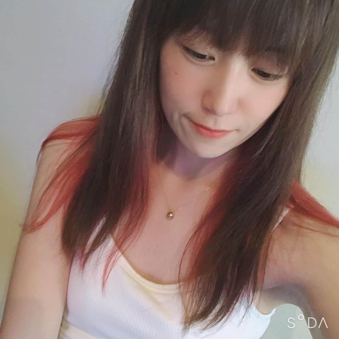 田中いちえのインスタグラム：「いつも寒色系だから初のピンクを入れてみました🍑こんなにガッツリ色を出すのも人生初🤗 仕事がない今しかできない（笑） #田中いちえ#インナーカラーピンク」