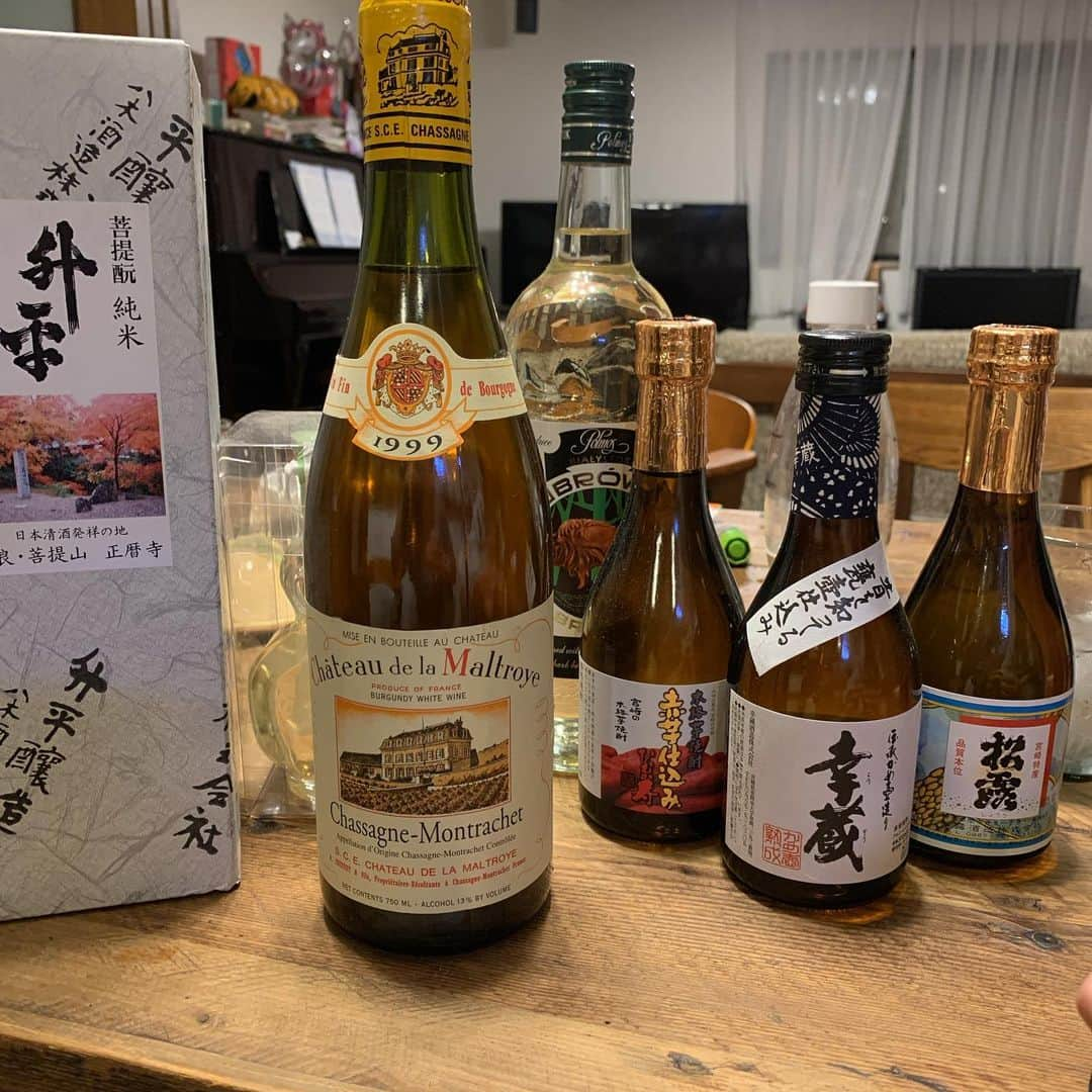 津田篤宏さんのインスタグラム写真 - (津田篤宏Instagram)「頂き物のお酒をこの際飲もうということで、出したんですけど、このワインどれくらいの価値があるんやろか？高かったらキープや！」4月23日 20時13分 - ggoigoisu