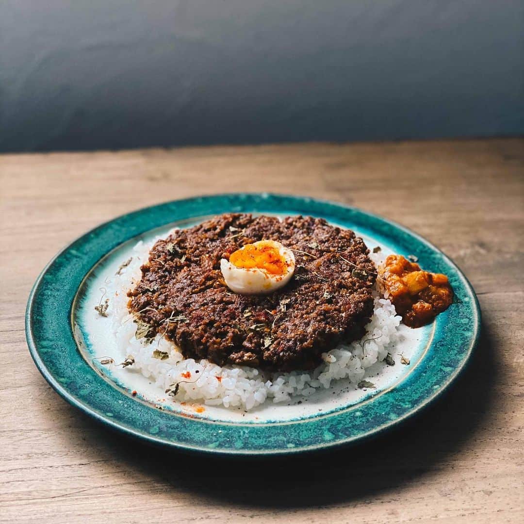のインスタグラム：「カレーとシロップの販売が本日から開始予定でしたが、最終調整に時間がかかっているため一旦延期させていただきます！申し訳ございません！ #旅する喫茶」