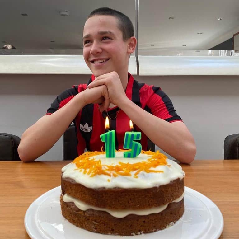 ケルビン・デイビスのインスタグラム：「Sonnie Davis is FIFTEEN 😃 which makes me 🤔.....in my 40’s! Happy Birthday young man 😘 #Kelscarrotcake」