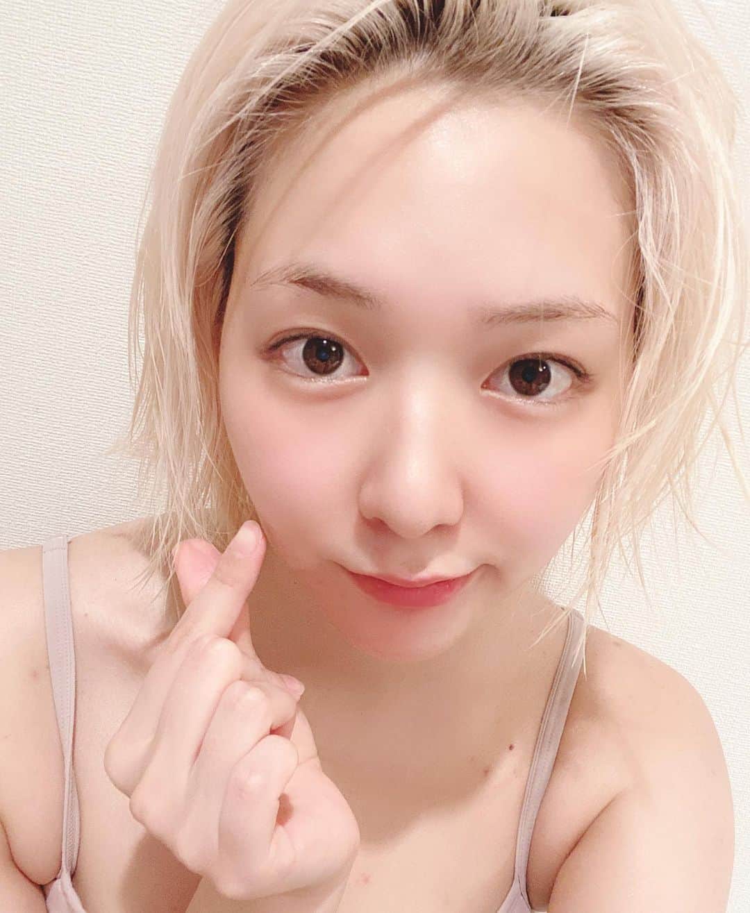 井咲アキのインスタグラム：「🤞 指ハートぎこちない😂 流行には遅れてから乗るタイプ🤞 こういう写真載せて、 「こいつ絶対自分のこと可愛いと思ってる」 「キモいわー」「調子乗ってる」 とか言われたくないから、 ぶりっ子中和させる為の3枚目だよ。 え？そこは変顔しとけって？ 変顔撮らなかったんだよ、ごめんな！！ あ、眉毛脱色したよ！じゃ！！🤚 ・ ・ ・ #指ハート#風呂上り#すっぴん#フィルターあり #金髪#金髪ショート#金髪ボブ#ホワイトブロンド #whiteblonde#blonde#blondegirl#model #instagood#stayhome」