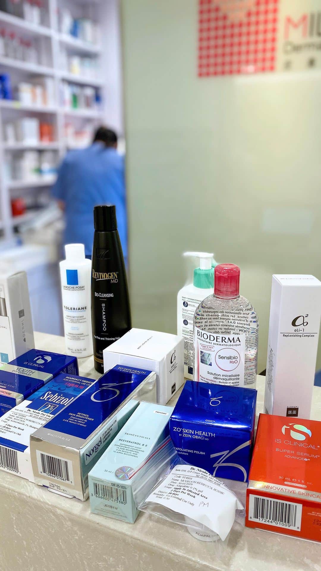 RJMStyleのインスタグラム：「I tried #nonablativelaser treatment and updated my skincare routine. 🙆🏻‍♀️ I just completed my third #lasertreatment. Hope you enjoy this video and leave any questions in the comments below. Rebecca 💋 💋#RJMgrooming」