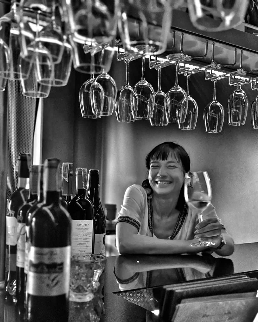 芳美リンさんのインスタグラム写真 - (芳美リンInstagram)「タイ🇹🇭バンコク  こちらも、バンコクに行ったらまた行きたいお店✍  Mayrai PadThai Wine Bar  @mayraibkk  タイでワインバーに行くのは初めて🍷 エスニック料理に合うワインをソムリエさんが出してくれました😀  お料理とのマリアージュ♥最高🥂  今まで食べたタイ料理とはまた違った味わい。 東南アジア旅行では、大抵屋台に行くので、繊細な味に、感激！  有名なイケメン兄弟だそうなので、お兄様の看板の前で記念写真も📸 ※ミーハーw  Thank you♥ @tamchaisiri @travel_foodie_tokyo  #妄想トリップ #今はおうちで旅しよう﻿ #タイ#バンコク﻿ #海外旅行 ﻿ #thailand#bangkok #トラレコwifi #旅グルメ#タイ料理#アジア旅行#東南アジア」4月23日 20時32分 - lynn.lynn5