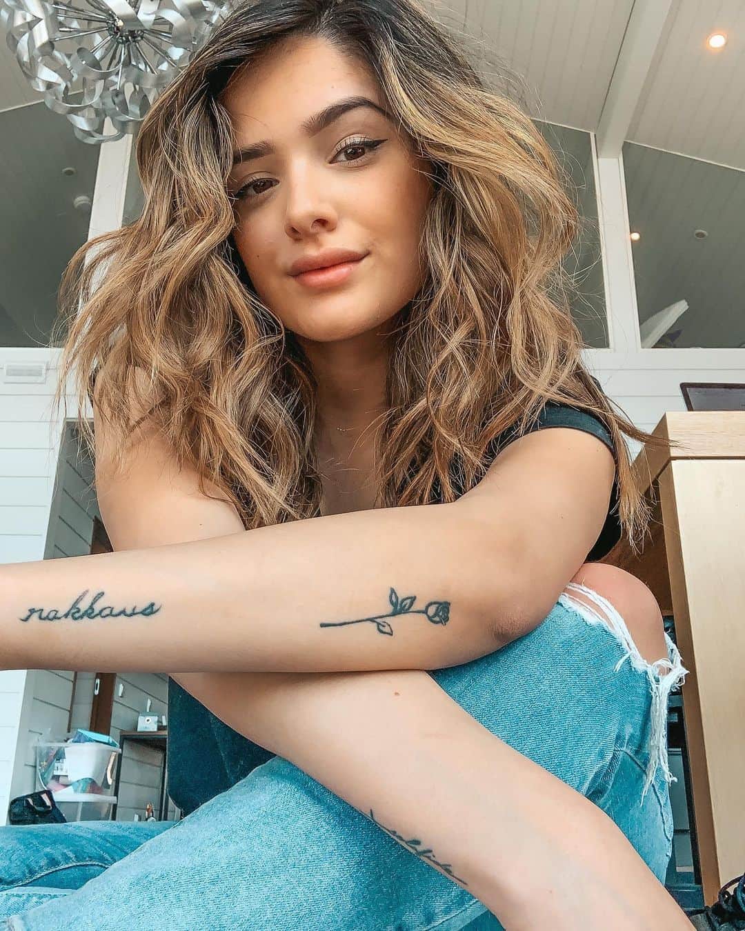 チャチー・ゴンザレスのインスタグラム：「Anyone know what day it is anymore?! Also...help a girl out and comment some split ends rescue tips! My hair is not havin it and has just given up and gone wild on me.」