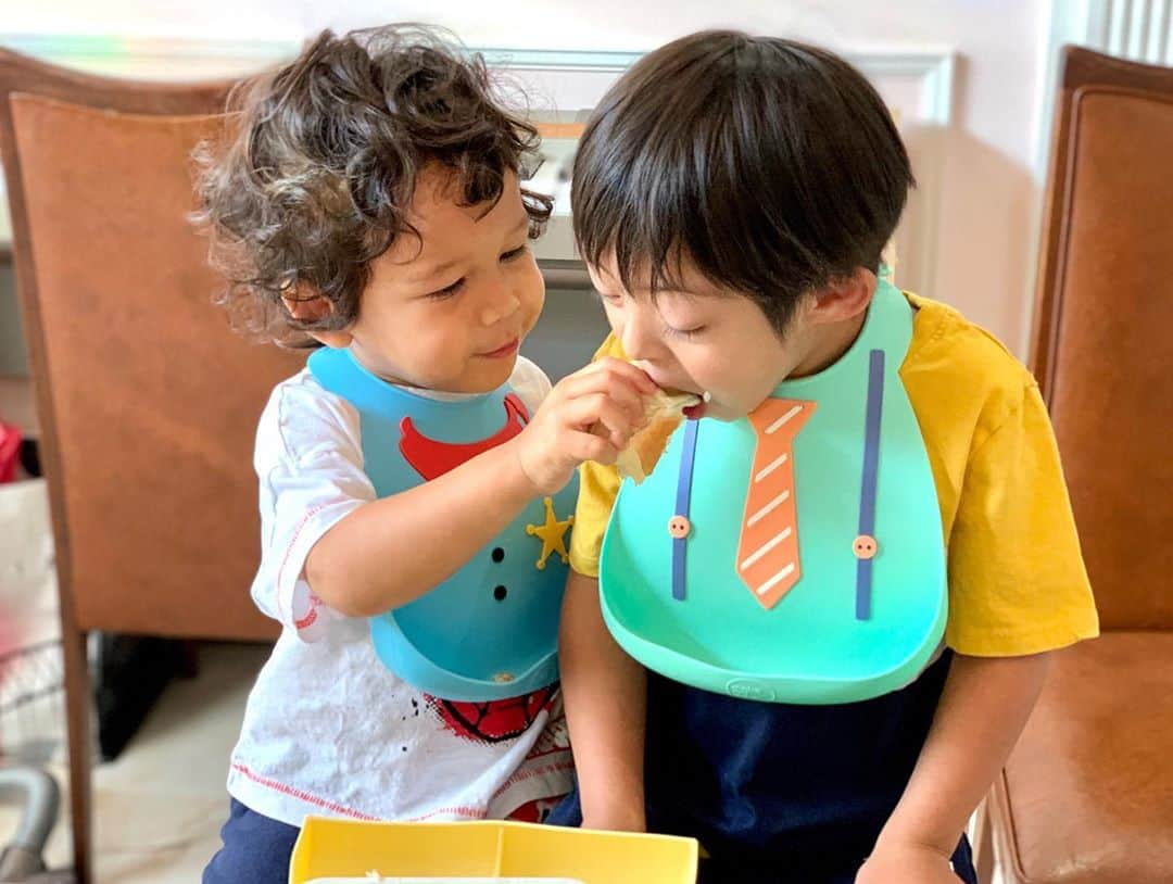 アレックス・ラミレスさんのインスタグラム写真 - (アレックス・ラミレスInstagram)「Most precious moments are when you as parents see your kids sharing food! Doesn’t happen every day so when it does make sure to take a picture or video😅enjoy your family as much as you can!!😀 #most #precious #moments #when #yourkids #are #sharingfood #doesnt #happen #everyday #enjoy #yourfamily @kenji_sword_of_samurai @juri_ramirez」4月23日 20時54分 - ramichan3