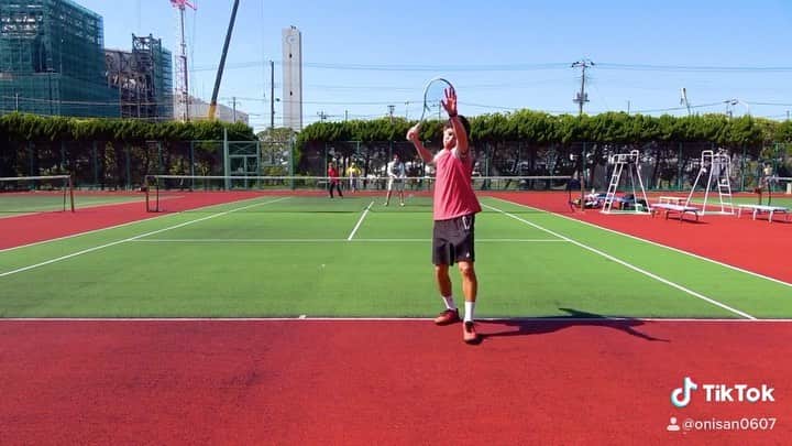 のインスタグラム：「プロ選手のノールック超絶トリックサーブ  #ソフトテニス#テニス#tennis」