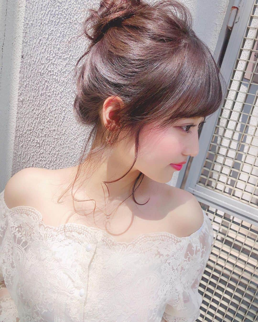 小西恭平さんのインスタグラム写真 - (小西恭平Instagram)「夏にむけてのオススメロングヘアです✂️✨﻿ ﻿ 結ぶことの多い季節たとおくれ毛なども作ってあげるとより可愛く小顔に見えますよ😊﻿ ﻿ ﻿ ﻿ 5月後半でご予約取りたい方はDMください✨﻿ ﻿ ﻿ ﻿ ﻿ ﻿ ﻿  オブヘア#美容院#美容室#サロンモデル#ミディアム#美容師#ハイライト#fashion #ヘア#アレンジ#ヘアアレンジ#make#zara#ロング#hair#グレージュ#ヘアスタイル#スタイリング#髪型 #メイク#シースルーバング#表参道#ショート#似合わせカット#渋谷#hairstyle#コニタンカット#アッシュ#ケアブリーチ#ハイトーン﻿ ﻿ ﻿ ﻿」4月23日 20時59分 - kyohei_konishi