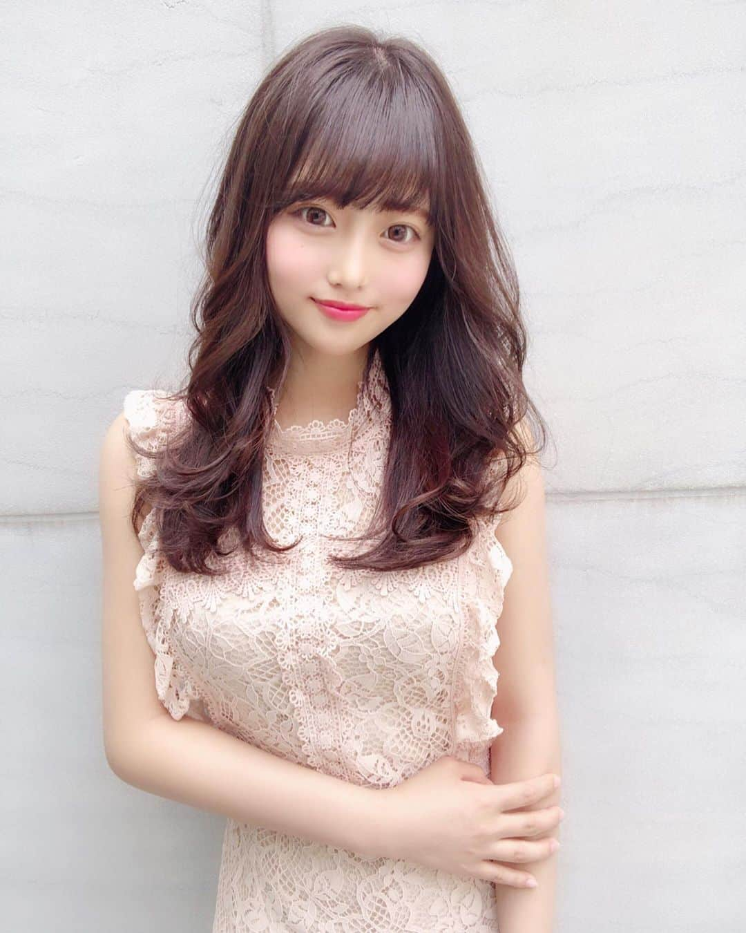 小西恭平さんのインスタグラム写真 - (小西恭平Instagram)「夏にむけてのオススメロングヘアです✂️✨﻿ ﻿ 結ぶことの多い季節たとおくれ毛なども作ってあげるとより可愛く小顔に見えますよ😊﻿ ﻿ ﻿ ﻿ 5月後半でご予約取りたい方はDMください✨﻿ ﻿ ﻿ ﻿ ﻿ ﻿ ﻿  オブヘア#美容院#美容室#サロンモデル#ミディアム#美容師#ハイライト#fashion #ヘア#アレンジ#ヘアアレンジ#make#zara#ロング#hair#グレージュ#ヘアスタイル#スタイリング#髪型 #メイク#シースルーバング#表参道#ショート#似合わせカット#渋谷#hairstyle#コニタンカット#アッシュ#ケアブリーチ#ハイトーン﻿ ﻿ ﻿ ﻿」4月23日 20時59分 - kyohei_konishi