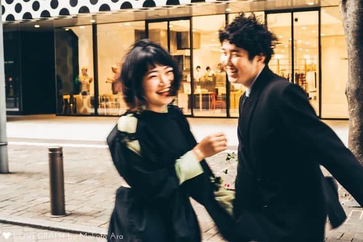 Lovegraph［ラブグラフ］さんのインスタグラム写真 - (Lovegraph［ラブグラフ］Instagram)「遠距離恋愛中のおふたり。 おしゃれな街でのんびり過ごす時間に撮影しました✨ ㅤㅤㅤ ꕤ guest voice ꕤ 「お洒落して都会の街並みを歩きながら撮影していただいたり、 はしゃいだり走ったり、すごく新鮮な経験で本当に楽しい時間でした。  ㅤㅤㅤ しばらくは遠距離恋愛が続く私たちですが 寂しくなったときは写真を見返して隣でにこにこ笑う彼の笑顔に癒されようと思います。 本当にありがとうございました☺️」 ㅤㅤㅤ ୨୧┈┈┈┈୨୧ ㅤㅤㅤ #Lovegraph #ラブグラフ #幸せな瞬間をもっと世界に ㅤㅤㅤ #カップルフォト #カップルフォト倶楽部 #カップルコーデ #遠距離カップル #遠距離恋愛 #東京駅 #丸の内 #カフェデート #大切な人と過ごす時間 #カップルさんと繋がりたい #ig_japangram #couplephoto #tokyostation」4月23日 21時02分 - lovegraph_me