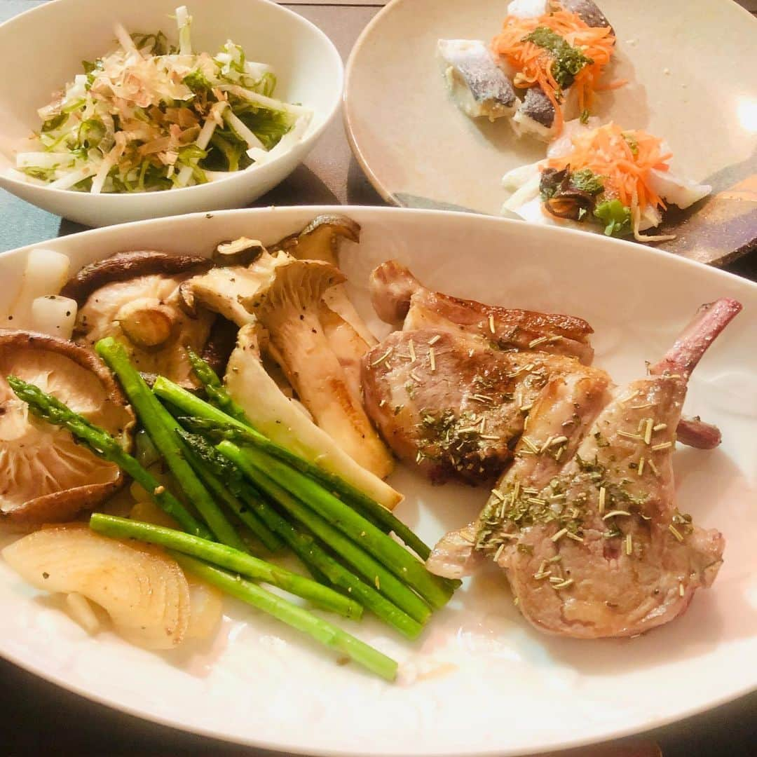 黒田愛美さんのインスタグラム写真 - (黒田愛美Instagram)「今夜のメインは #ラムチョップ 🥩💖 •椎茸、エリンギ、アスパラ、玉ねぎのソテー •大根刻み昆布和え •イトヨリとニシンの酢漬け #うまうま #ヘルシー肉 #エルカルニチン  #stayhome  #ヘルシー家ご飯 #美容アンチエイジング専門医 #分子栄養学認定医 #黒田愛美」4月23日 21時02分 - kurodaaimi