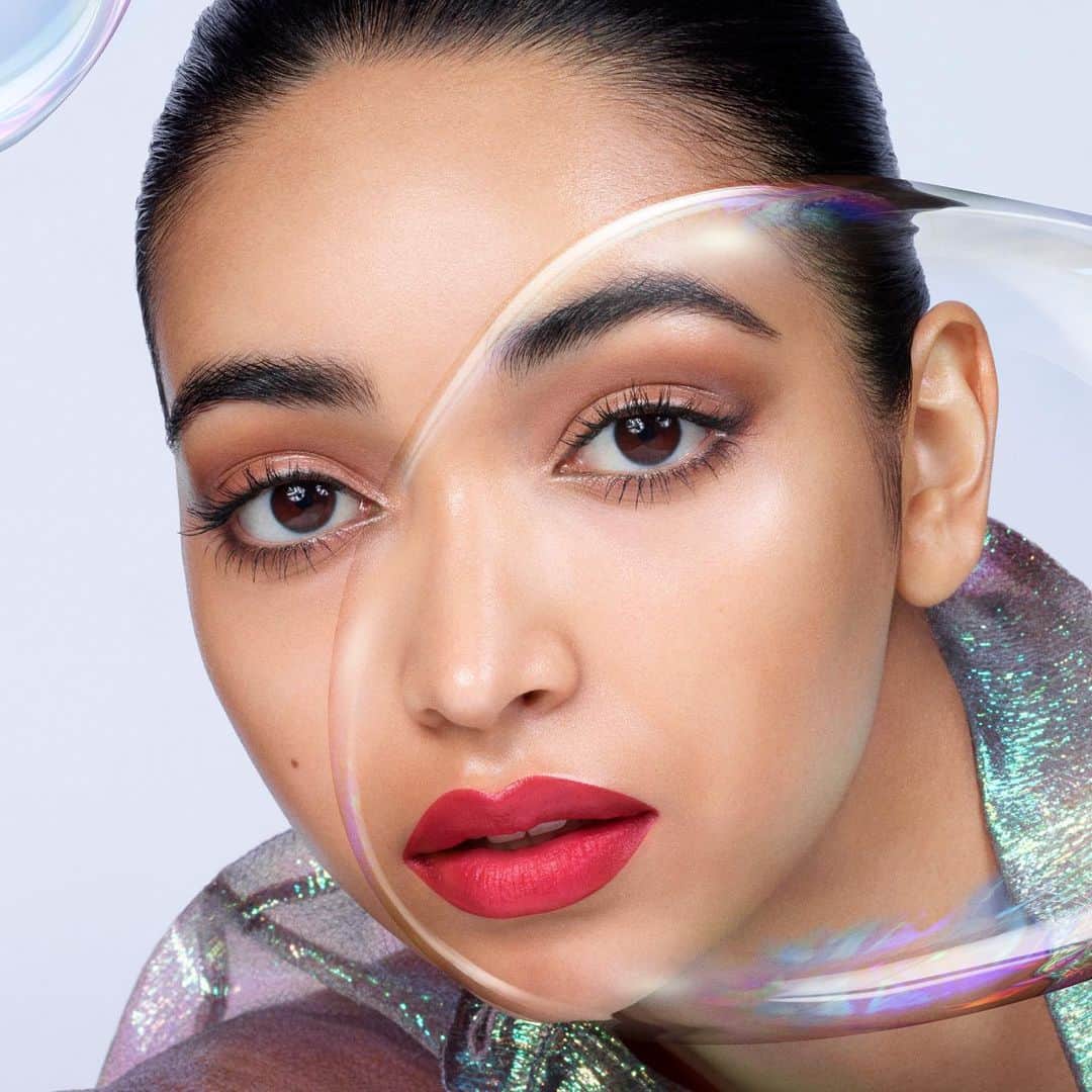 M∙A∙C Cosmetics Japanのインスタグラム：「【明日公式オンラインショップ発売】M·A·C で人気のスプレータイプの化粧水から、オイルインタイプが新登場！ ㅤ ローズヒップオイル(ロサルビギノサ種子油)が肌にうるおいを与え、輝く肌へ✨洗顔後やメイク後、メイクのお直しとしてもマルチにお使いいただけます。  ㅤ #MACFixPlusMagicRadiance #MACフィックスプラスラディアンス #フィックスミスト  ㅤ *全国のM･A･C店舗での発売日は未定となります。 発売日が決まり次第、M･A･C公式オンライン ショップ・ M･A･C公式SNSアカウント(インスタグラム・ツイッター)にて情報を掲載させて頂きます。」