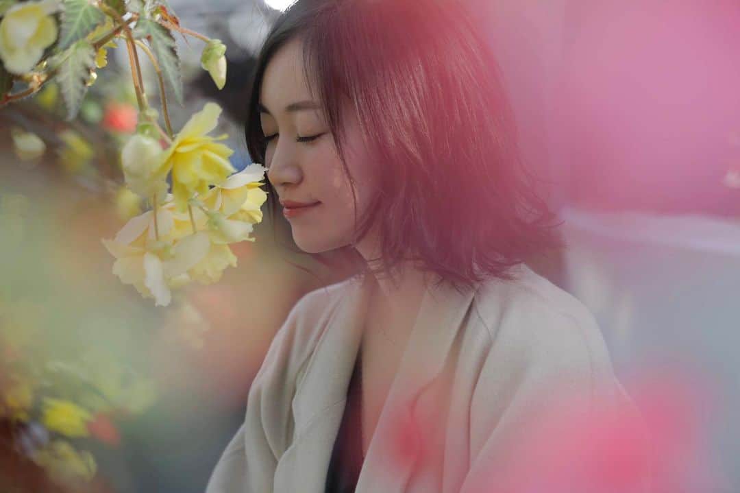 江守沙矢さんのインスタグラム写真 - (江守沙矢Instagram)「週一回の買い出しの時にお花を買って帰るのが習慣になってて 生花はすごいね元気もらえる。」4月23日 21時12分 - saya_emori