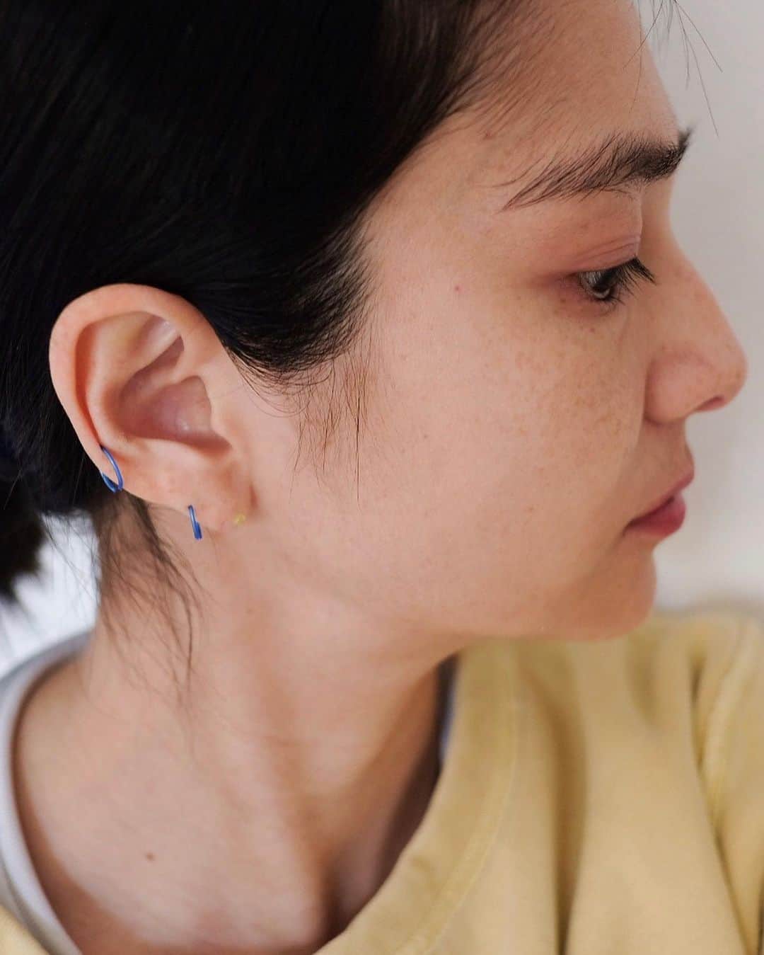 米田有希さんのインスタグラム写真 - (米田有希Instagram)「若い頃にいっぱい開けたピアスの穴が、まだ塞がっていなかった！ ２０年近く着けていなかったのに今更塞がらないかもしれないけれど、一応キープしたくてシリコン製のピアスを普段着けています。 アソートでいろんな色が入ってて、かわいい。 ブルー×イエローは子供の頃から好きな組み合わせ💙💛 . 追記:ピアスはスペインのAmazonで買ったノーブランドのものです。」4月23日 21時20分 - akiyoneda