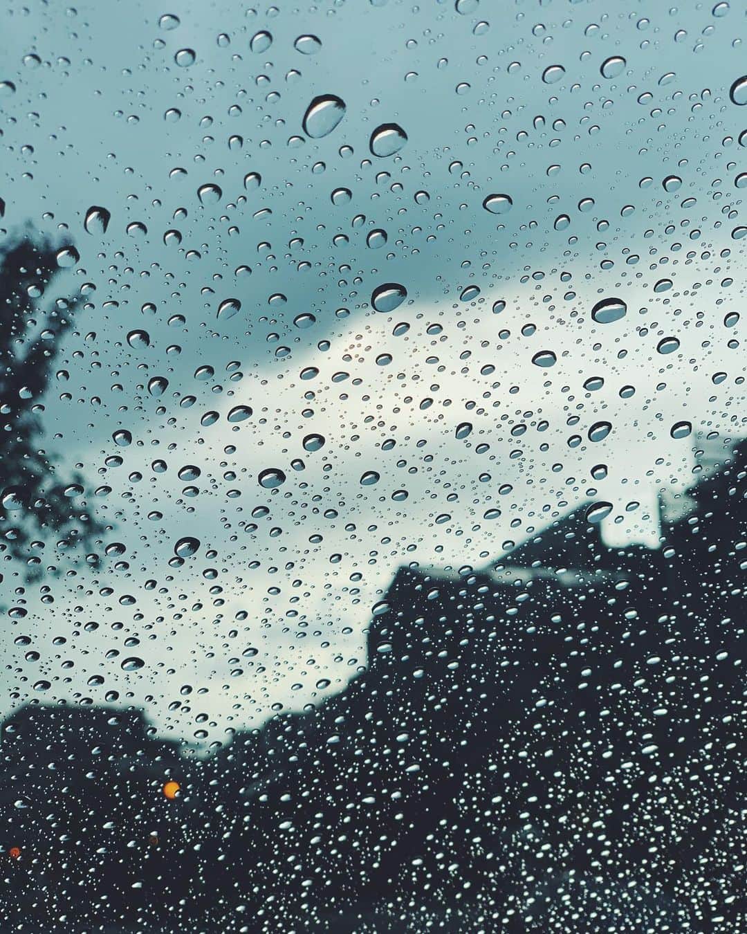 奥菜恵さんのインスタグラム写真 - (奥菜恵Instagram)「今日の空。悲しみが空いっぱいに広がっているようで、空まで泣いているように見えたのは私だけじゃないよね。 この思いを乗り越えて必ず笑い合おうね。  #命 #やまない雨はない  #pray」4月23日 21時31分 - megumi_okina