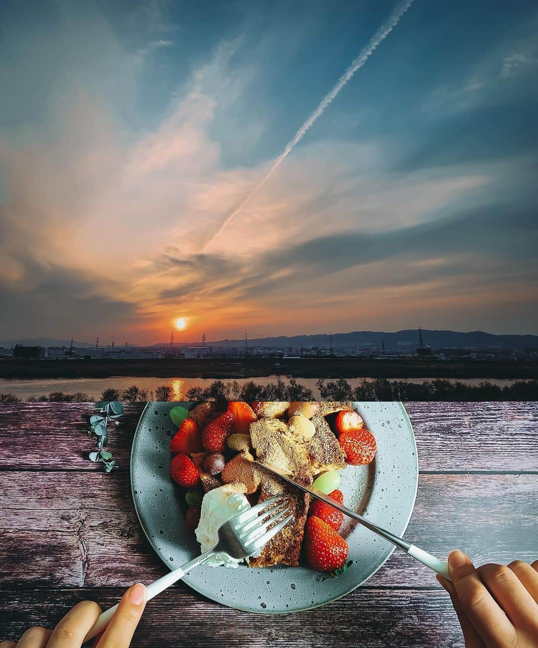wacameraのインスタグラム：「How is your "stay home"? I enjoy the sunset I see every day and make a daily snack. . . 家でこんなにも長く過ごしたことはもしかしたら人生で初めてかもしれない。 「今日の夕飯は何にしよう」と考えながら遅めのおやつをたべて、ふと外を見たら太陽に吸い込まれていきそうな空が見えた。  Galaxyで撮る写真は繊細でカリッと仕上がる。何より音声シャッターが便利で「撮影」と声に出すだけでシャッターを切ってくれるので楽しくて私はつい「さつえい！」と言ってしまう。 手でシャッターを押すよりも機体をホールドする手がズレないから便利。 . . ということでGalaxyが実施しているHands-Free-Challengeに参加し、手を使わずにスマホの音声シャッターでどちらも撮影してみました。 Galaxyユーザーにかかわらず、"手を使わずにスマホで撮影してみよう"というチャレンジなので、ぜひ次の方へ回してみたいと思います。ご都合が悪ければスルーしていただいても構いません。 @naoko1023 @johnny777 @koichi1717  さて、あなたの家での過ごし方はどうですか？ 明日もおうちで何をしよう。  #TeamGalaxy #withGalaxy #handsfreechallenge #GalaxyS20　 #ambassador @galaxymobilejp」