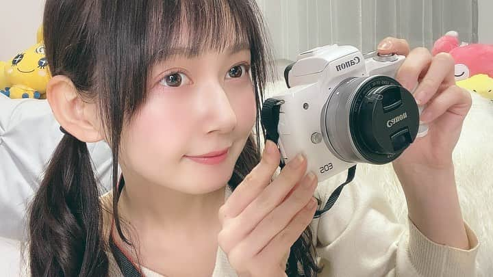 金久保マユ（ぼんぼん）さんのインスタグラム写真 - (金久保マユ（ぼんぼん）Instagram)「最近のYouTubeは全部このこ！ CanonのEOS Kiss M📷 で撮ってます！！本当に綺麗すぎて見惚れます。笑 . . 紹介動画も出してるので、良かったら今までのカメラとの画質の差を見比べてみてください！笑 . . . . 圧倒的自撮りしかない毎日😂 明日からは誰かに撮ってもらった昔の写真とか探してみよう🤔 . . . . . . . #Canon#キヤノン#カメラ#かわいい#しろ#レンズ#一眼レフ#ミラーレス#kissM#画質#YouTube#カメラ女子#カメラ#ゆるふわ#ファッション#コーデ#おうち#おうち時間#踊ってみた#animegirl#instafashion#disney#disneysea#love#cute#pastel#photo#followｍe#ルームウェア #カメラ初心者」4月23日 21時32分 - kanakubo_mei