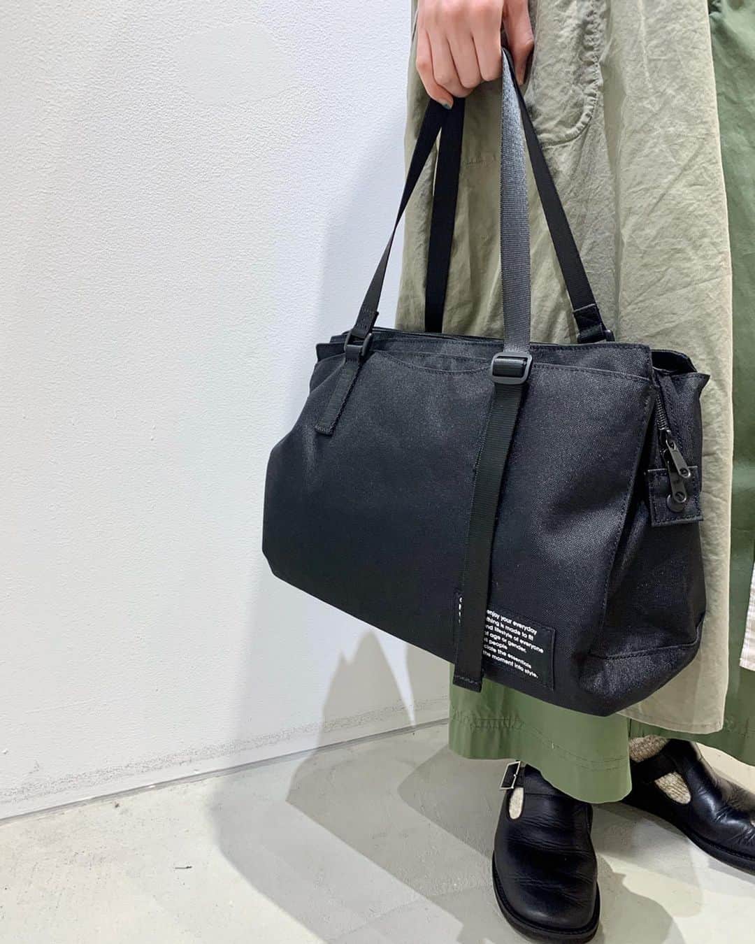 ネ・ネットのインスタグラム：「【 town 30 ¥11,000+tax 】  カジュアルに持てるビジネスバッグをイメージして、アウトドアライクな素材で仕上げたバッグ。A4サイズが収納でき内側には荷物の仕分けがしやすいポケットが充実。男女問わず使いやすいデザインです。  #ネネット #nenet #新作 #new #spring #summer #2020 #collection #fashion #tokyo #japan #大人カジュアル #大人ネネット #otona_nenet」
